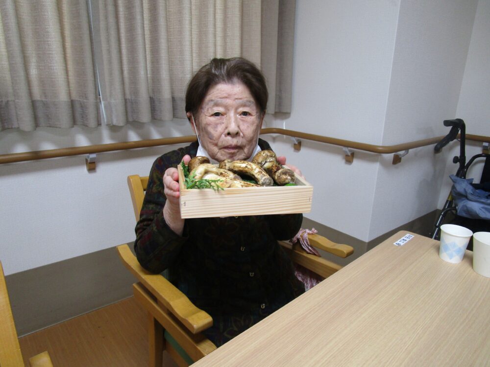 藤枝市老人ホーム_松茸で秋の訪れを感じて