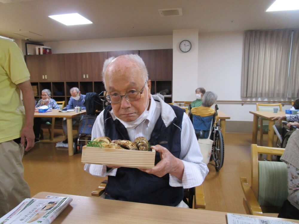 藤枝市老人ホーム_松茸で秋の訪れを感じて