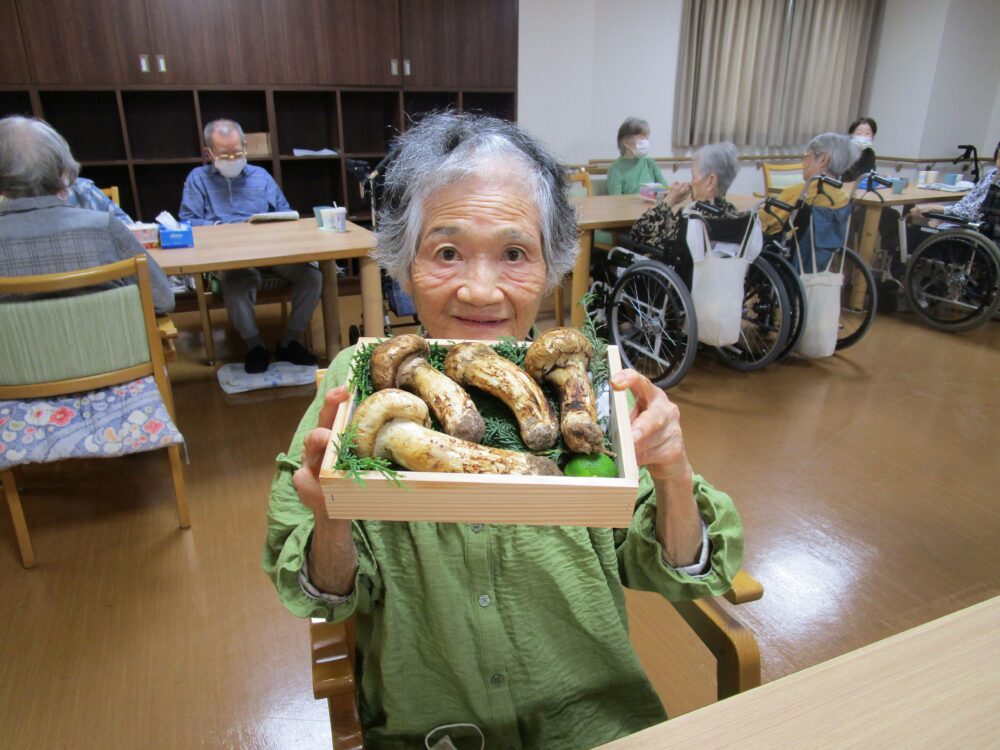 藤枝市老人ホーム_松茸で秋の訪れを感じて