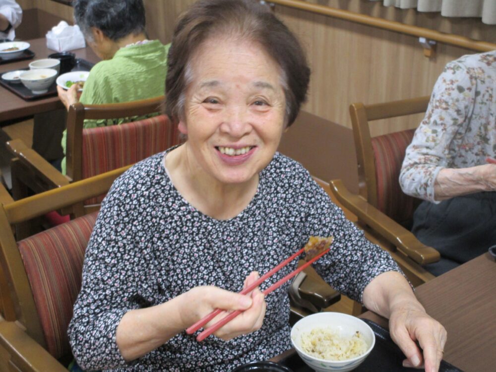 藤枝市老人ホーム_松茸で秋の訪れを感じて