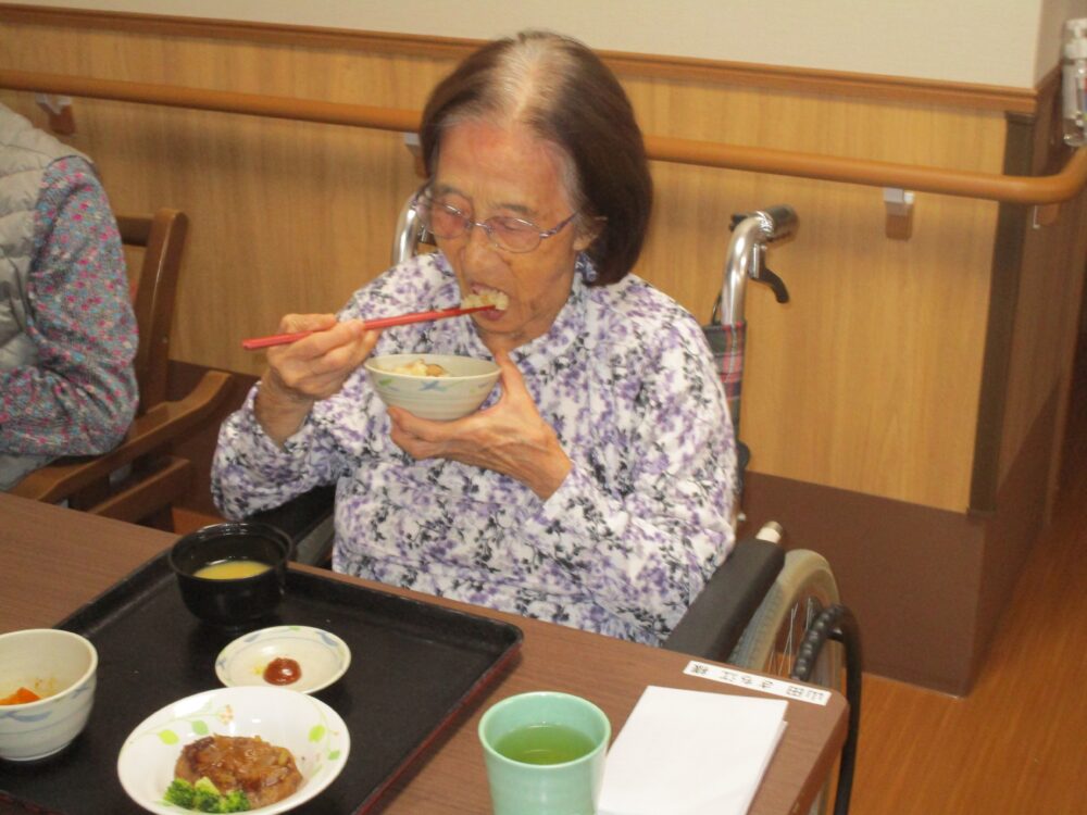 藤枝市老人ホーム_松茸で秋の訪れを感じて
