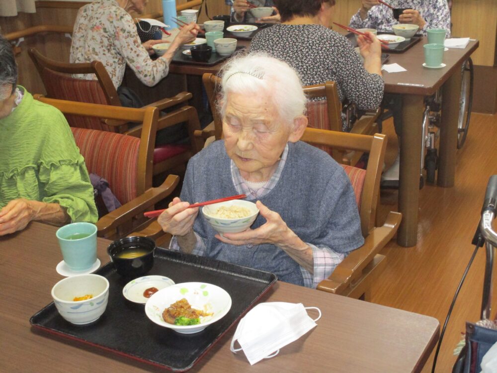 藤枝市老人ホーム_松茸で秋の訪れを感じて
