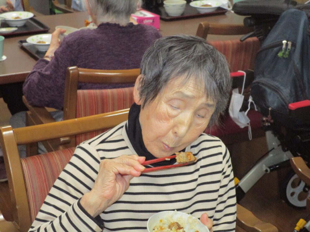 藤枝市老人ホーム_松茸で秋の訪れを感じて