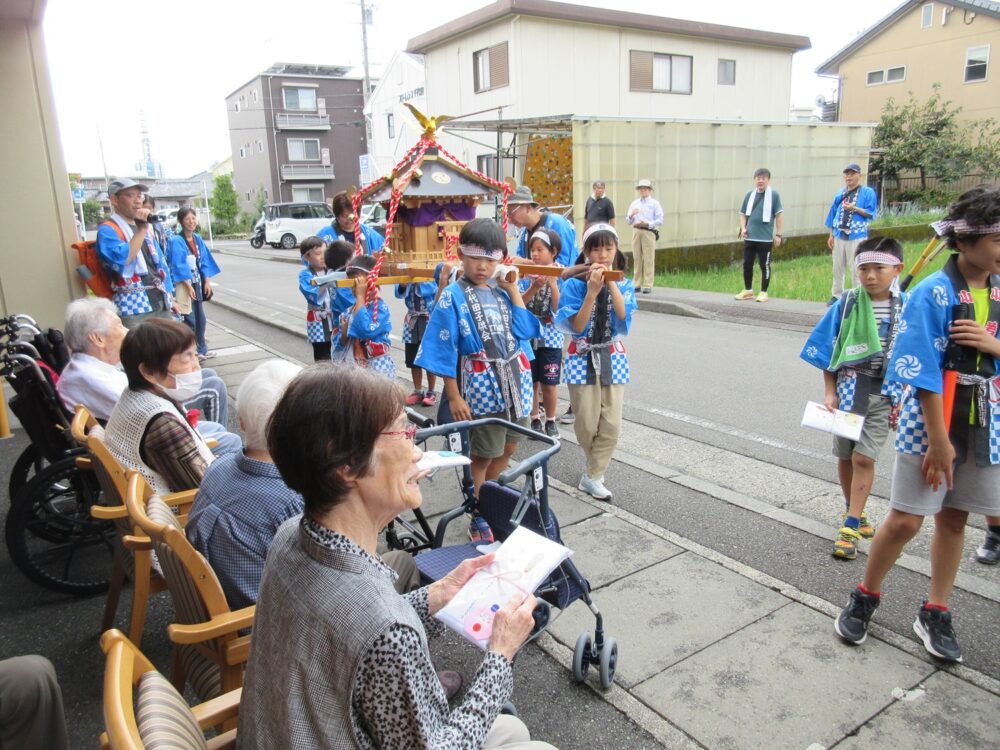 静岡市葵区老人ホーム_千代田子供みこしがやってきた