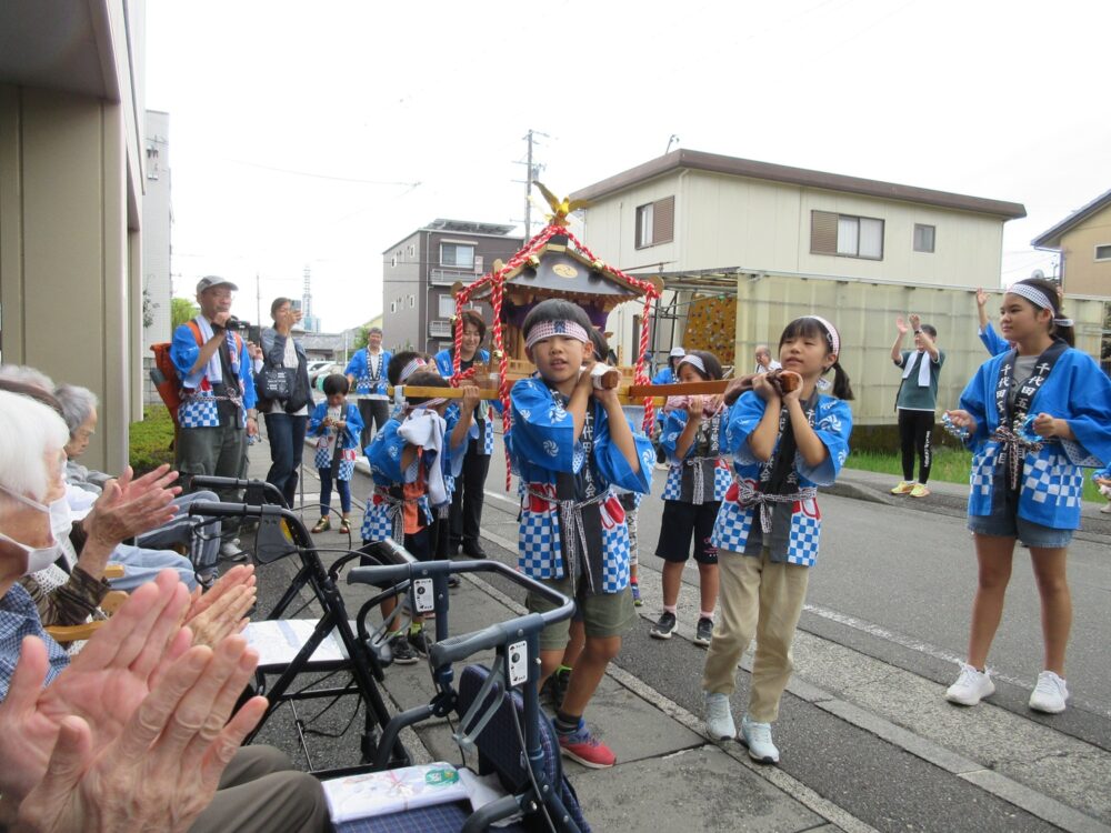静岡市葵区老人ホーム_千代田子供みこしがやってきた