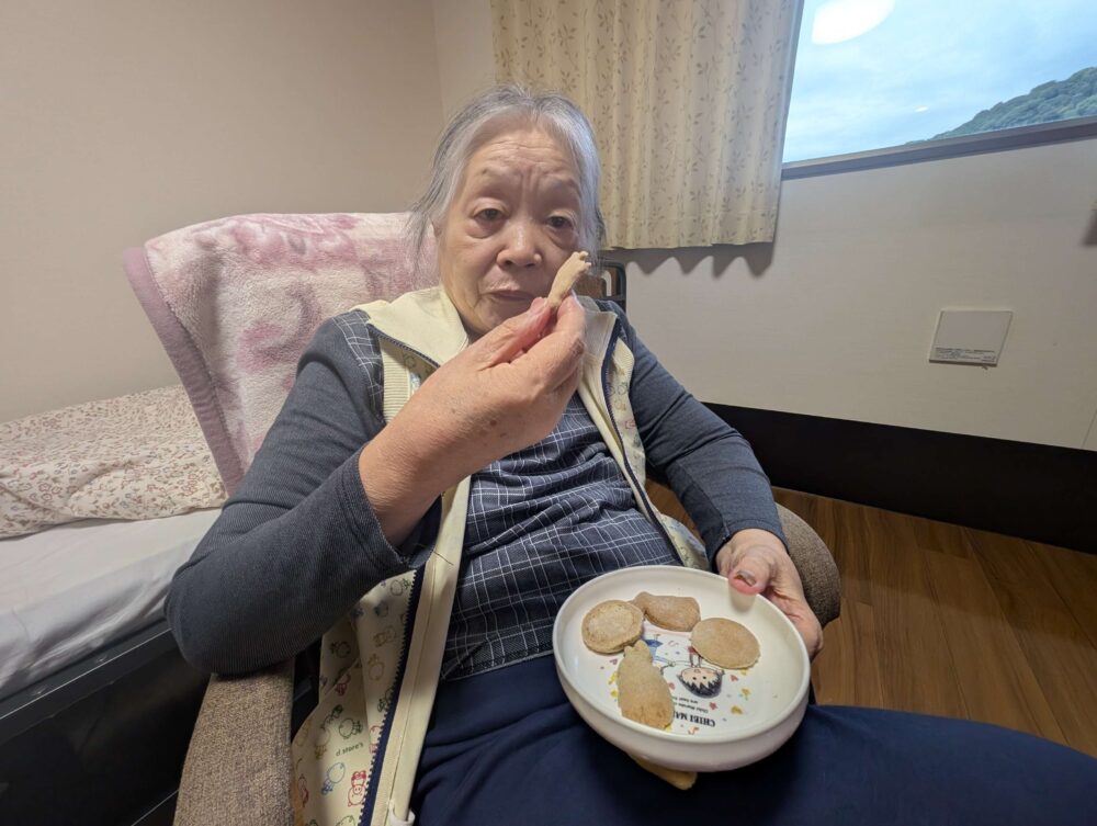 静岡市葵区有料老人ホーム_お月見撮影と蕎麦ボーロ