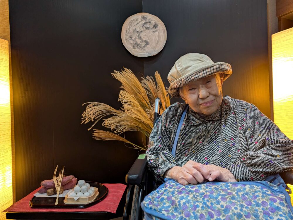 静岡市葵区有料老人ホーム_お月見撮影と蕎麦ボーロ