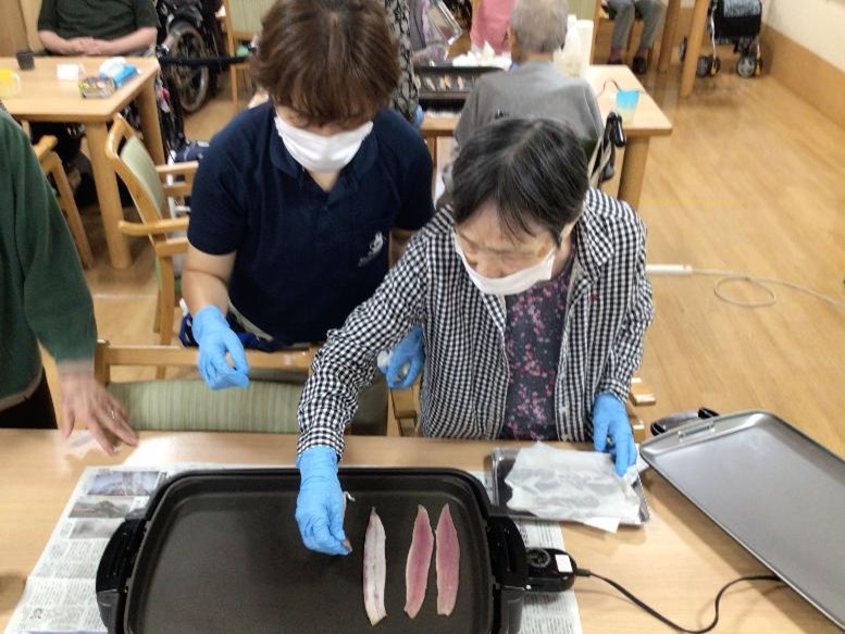 浜松市老人ホーム_秋をお届け旬の味覚を満喫第二段さんまの混ぜご飯