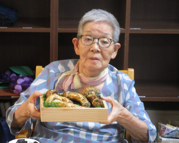 藤枝市老人ホーム_松茸で秋の訪れを感じて