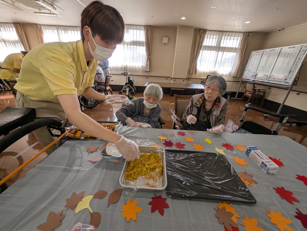 静岡市葵区有料老人ホーム_秋の味覚祭茶巾絞り