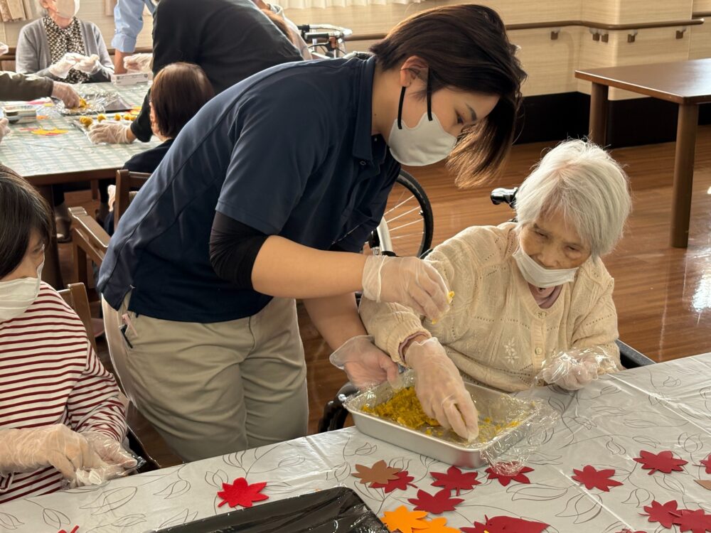 静岡市葵区有料老人ホーム_秋の味覚祭茶巾絞り