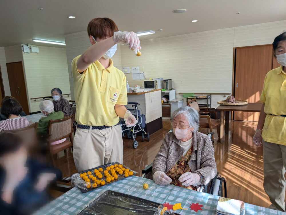 静岡市葵区有料老人ホーム_秋の味覚祭茶巾絞り