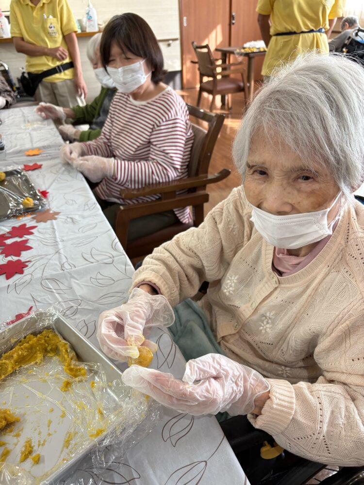 静岡市葵区有料老人ホーム_秋の味覚祭茶巾絞り