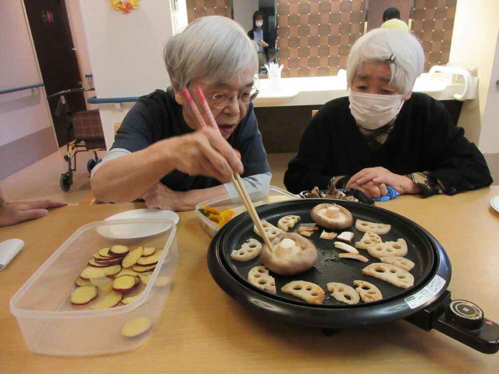 静岡市葵区老人ホーム_おやつレク秋の味覚焼き体験