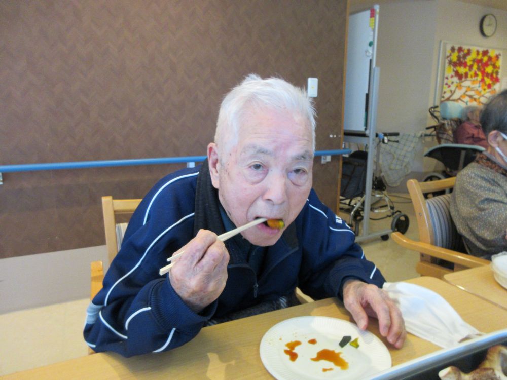 静岡市葵区老人ホーム_おやつレク秋の味覚焼き体験