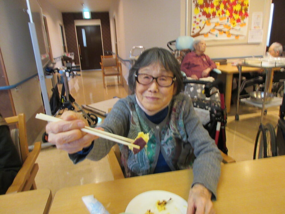 静岡市葵区老人ホーム_おやつレク秋の味覚焼き体験