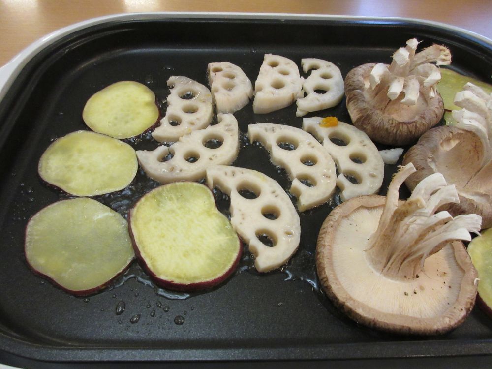 静岡市葵区老人ホーム_おやつレク秋の味覚焼き体験