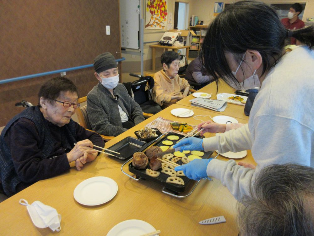 静岡市葵区老人ホーム_おやつレク秋の味覚焼き体験