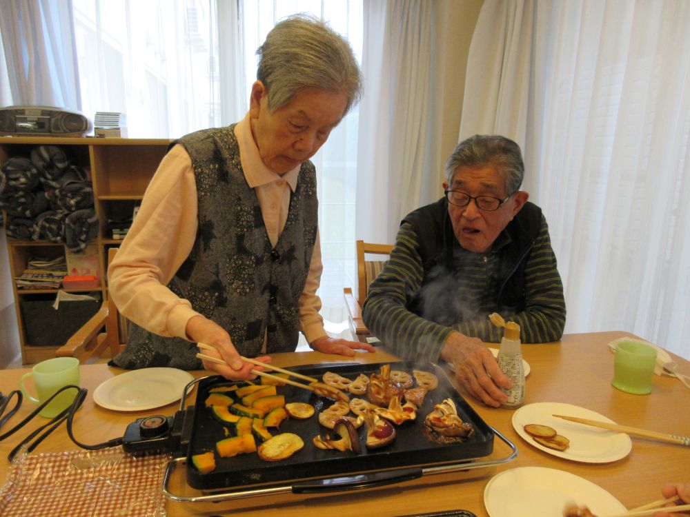 静岡市葵区老人ホーム_おやつレク秋の味覚焼き体験