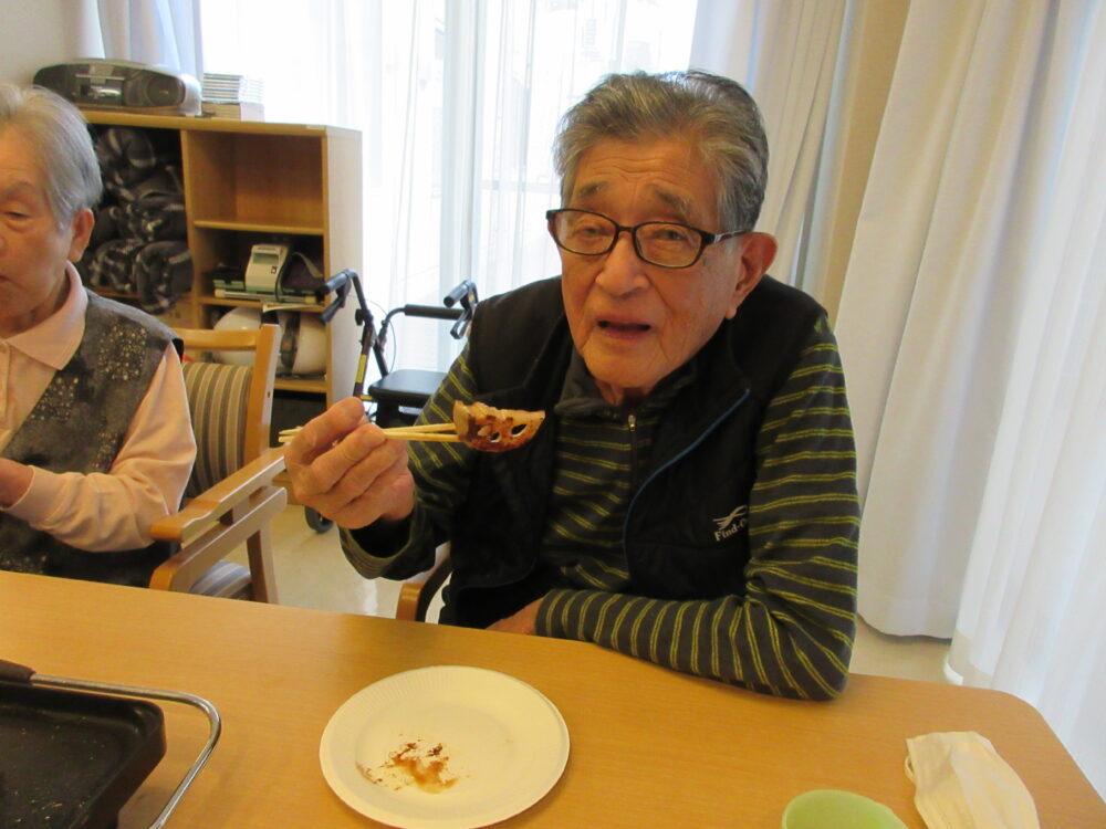 静岡市葵区老人ホーム_おやつレク秋の味覚焼き体験