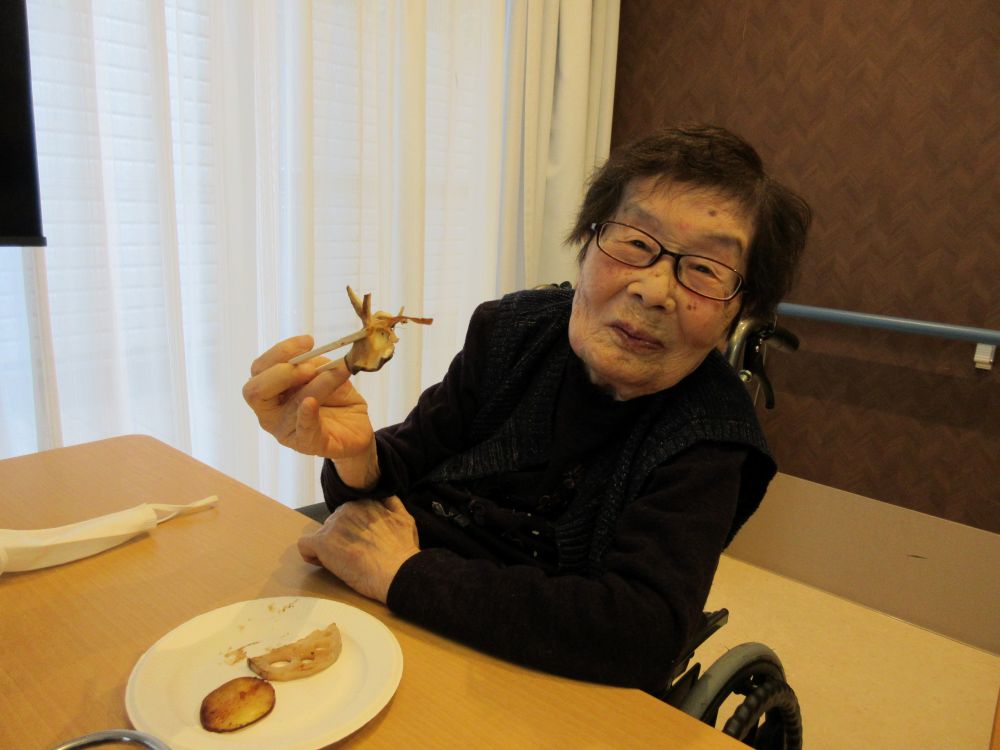 静岡市葵区老人ホーム_おやつレク秋の味覚焼き体験