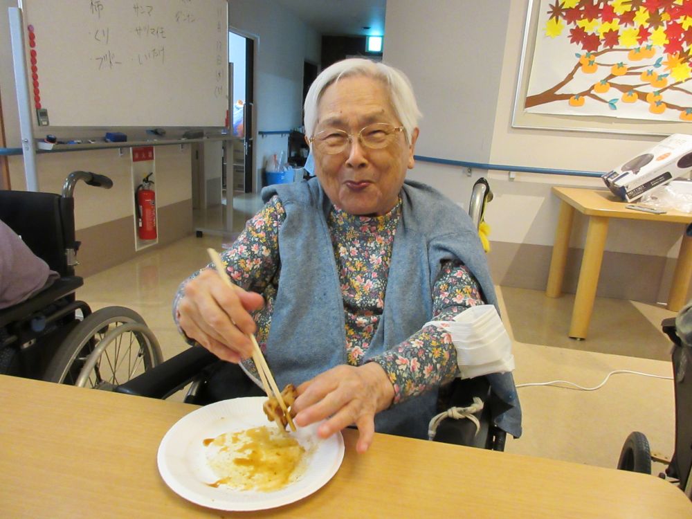 静岡市葵区老人ホーム_おやつレク秋の味覚焼き体験