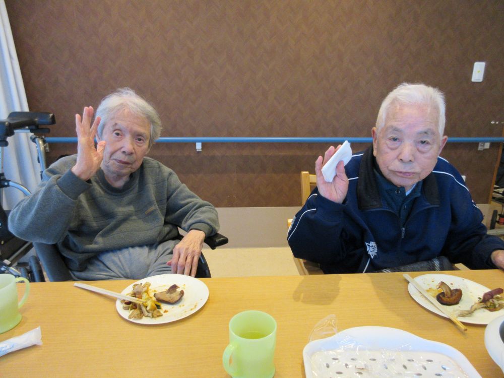 静岡市葵区老人ホーム_おやつレク秋の味覚焼き体験