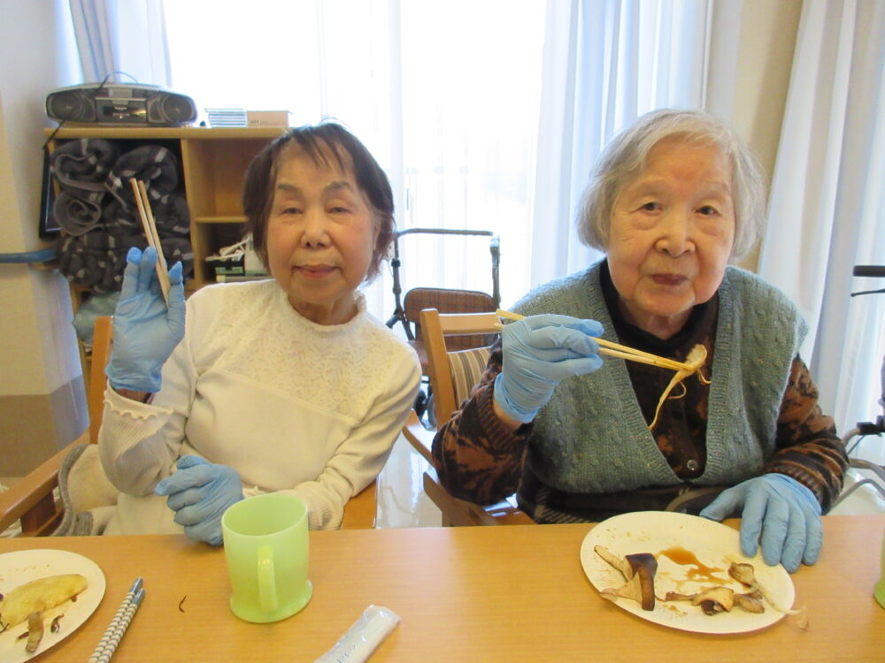 静岡市葵区老人ホーム_おやつレク秋の味覚焼き体験
