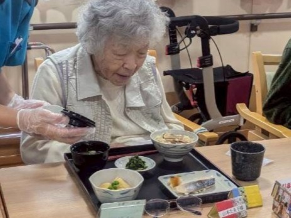 駿東郡長泉町老人ホーム_秋便り松茸の香りに包まれて