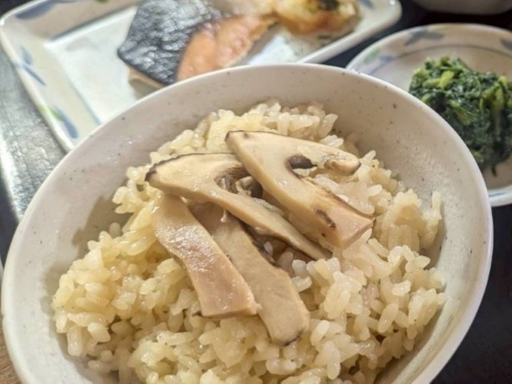 駿東郡長泉町老人ホーム_秋便り松茸の香りに包まれて