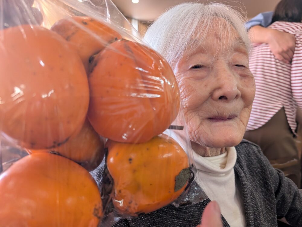 静岡市葵区有料老人ホーム_秋の味覚干し柿作り