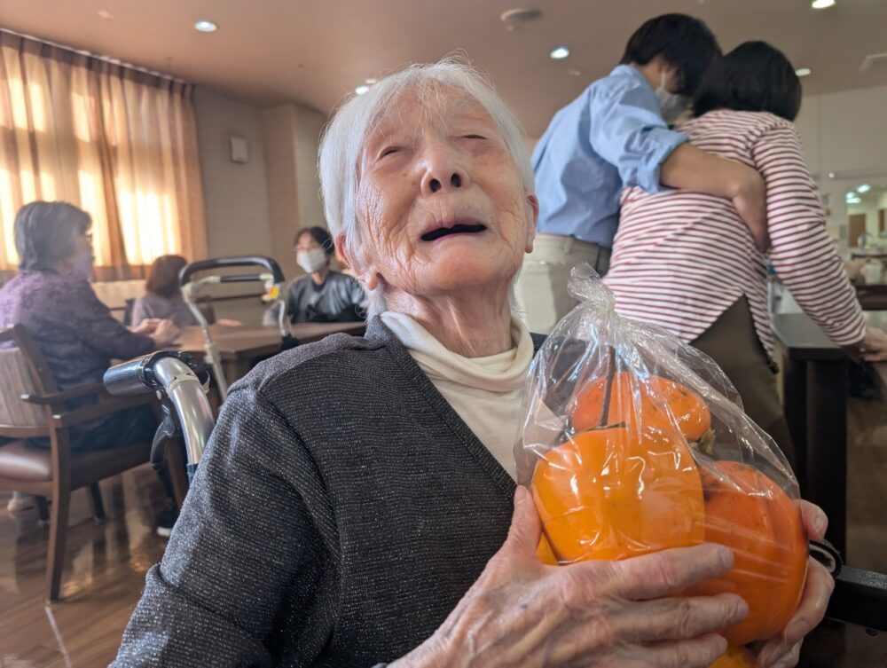 静岡市葵区有料老人ホーム_秋の味覚干し柿作り