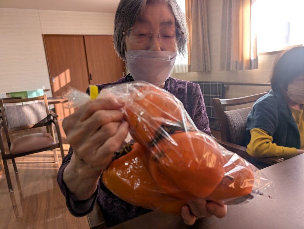 静岡市葵区有料老人ホーム_秋の味覚干し柿作り