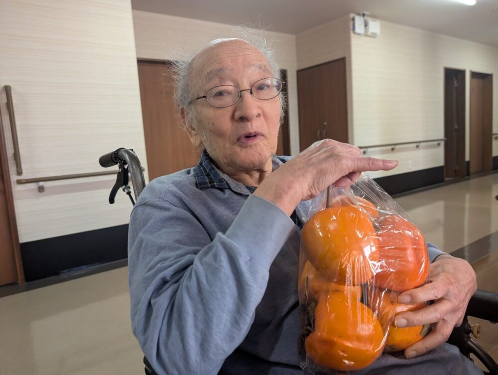 静岡市葵区有料老人ホーム_秋の味覚干し柿作り