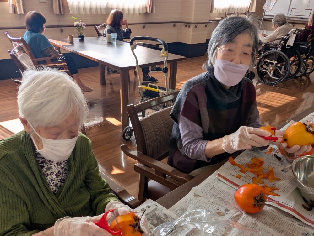 静岡市葵区有料老人ホーム_秋の味覚干し柿作り