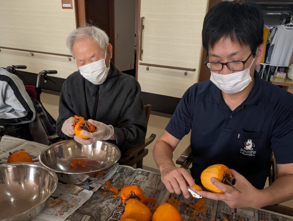 静岡市葵区有料老人ホーム_秋の味覚干し柿作り