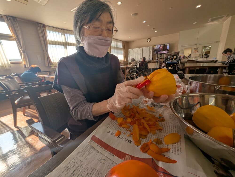 静岡市葵区有料老人ホーム_秋の味覚干し柿作り