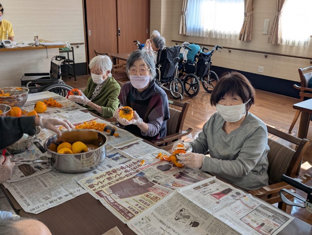静岡市葵区有料老人ホーム_秋の味覚干し柿作り