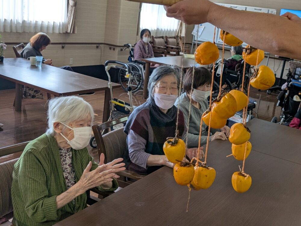 静岡市葵区有料老人ホーム_秋の味覚干し柿作り