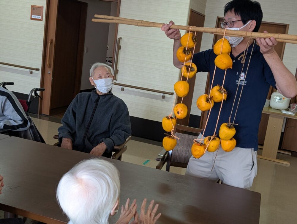 静岡市葵区有料老人ホーム_秋の味覚干し柿作り