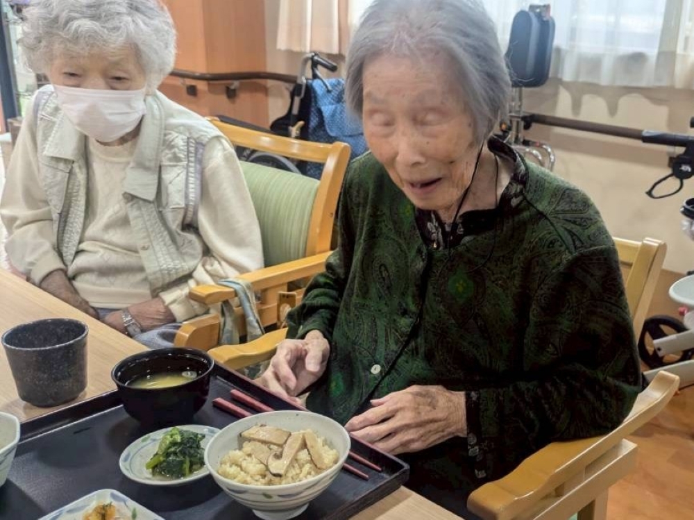 駿東郡長泉町老人ホーム_秋便り松茸の香りに包まれて