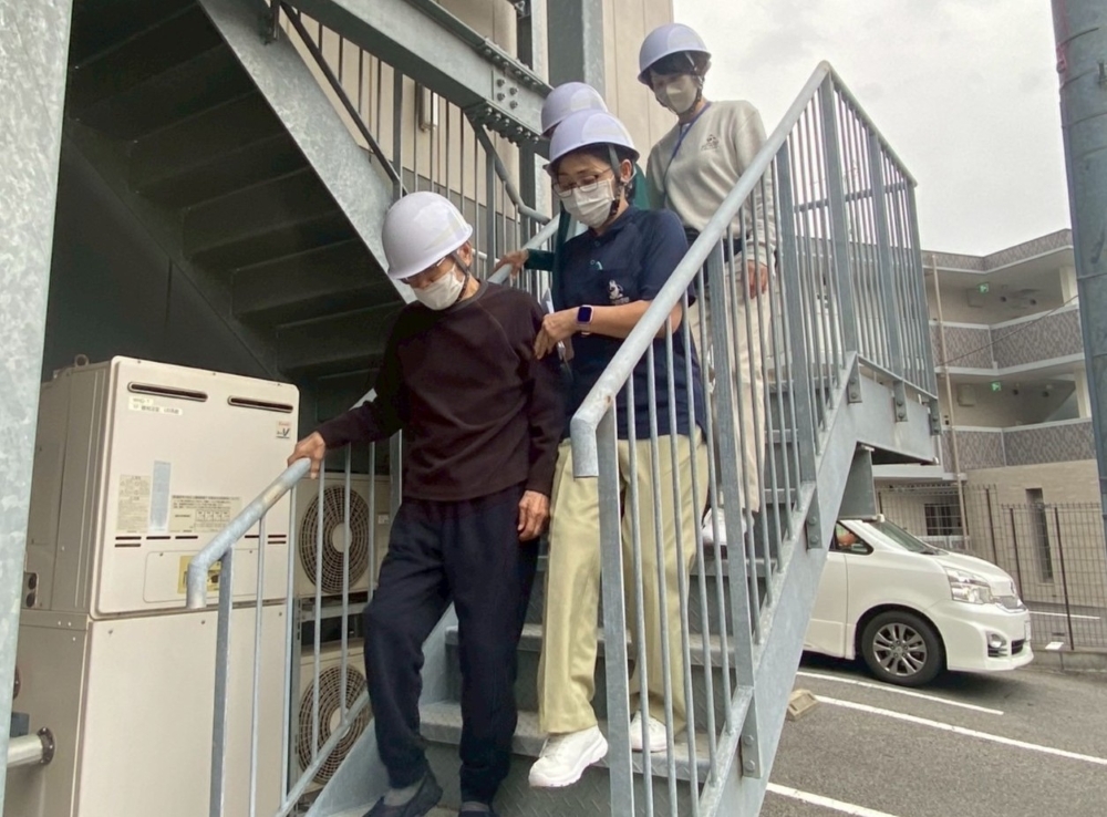 駿東郡長泉町老人ホーム_安心して過ごすために避難行動と水消火器体験