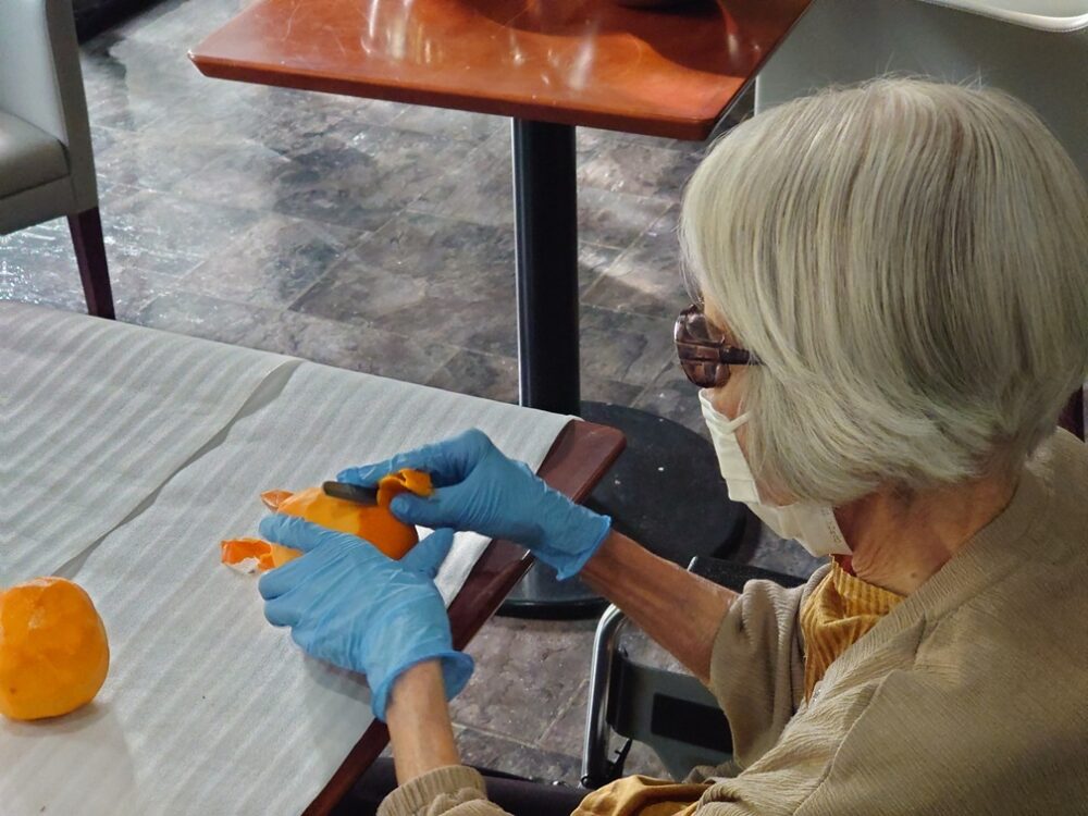 静岡市駿河区老人ホーム_干し柿づくり