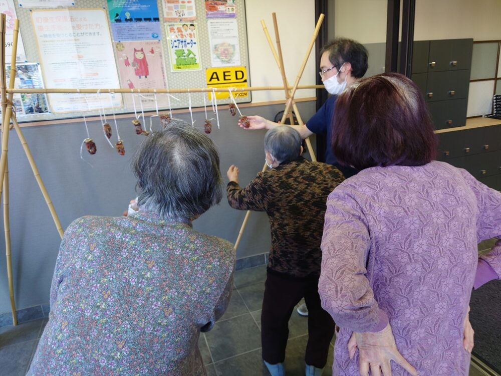 静岡市駿河区老人ホーム_干し柿づくり