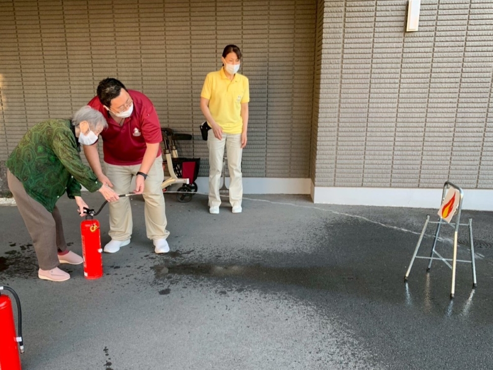 駿東郡長泉町老人ホーム_安心して過ごすために避難行動と水消火器体験