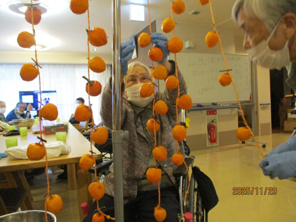 静岡市葵区老人ホーム_干し柿作り