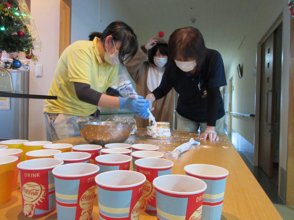 静岡市葵区老人ホーム_クリスマスイベント　オリジナルケーキを作ろう