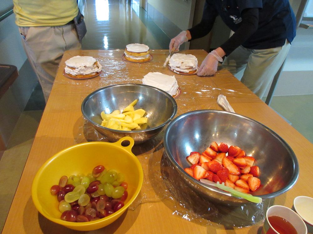 静岡市葵区老人ホーム_クリスマスイベント　オリジナルケーキを作ろう