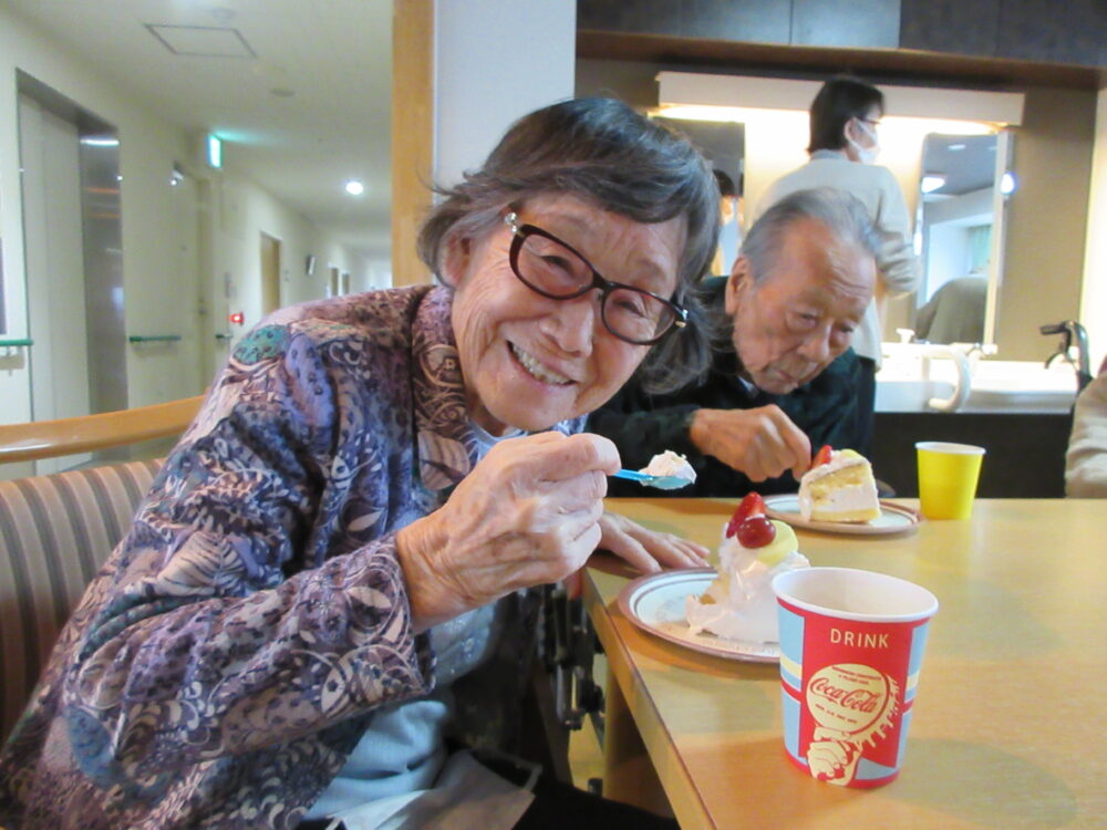 静岡市葵区老人ホーム_クリスマスイベント　オリジナルケーキを作ろう