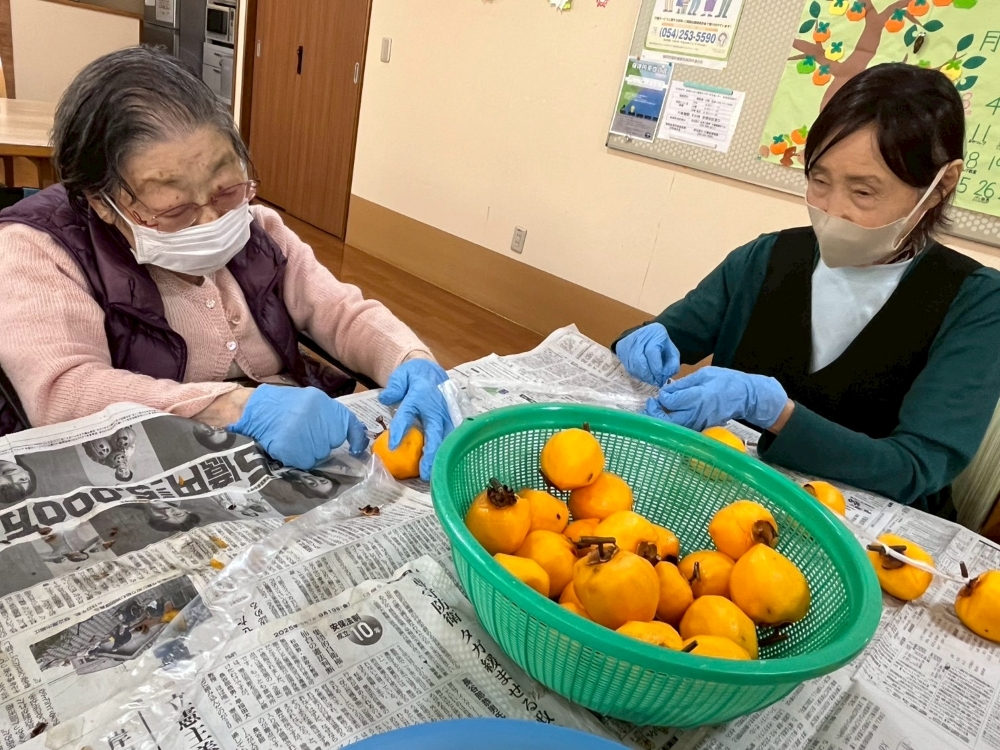 駿東郡長泉町老人ホーム_つくって・食べて・楽しむ！干し柿チャレンジ